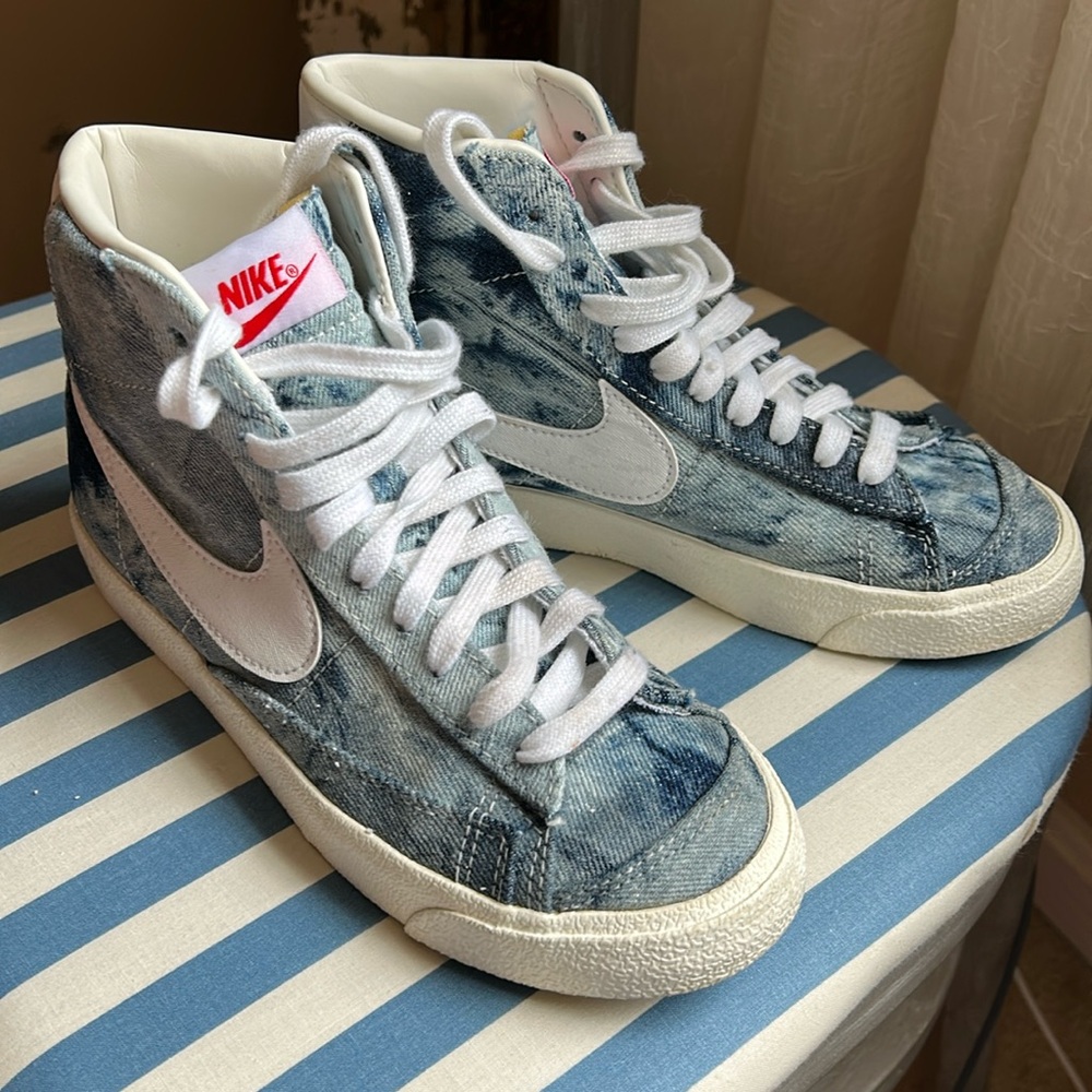 Nike women’s Blazer mid ‘77 washed denim multi-white sail sneaker, sz 6.5